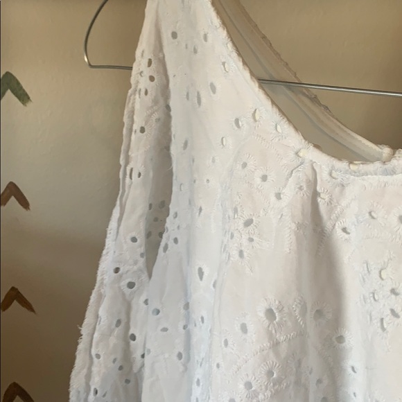 Cold shoulder white eyelet shirt, cropped size L - Picture 2 of 2